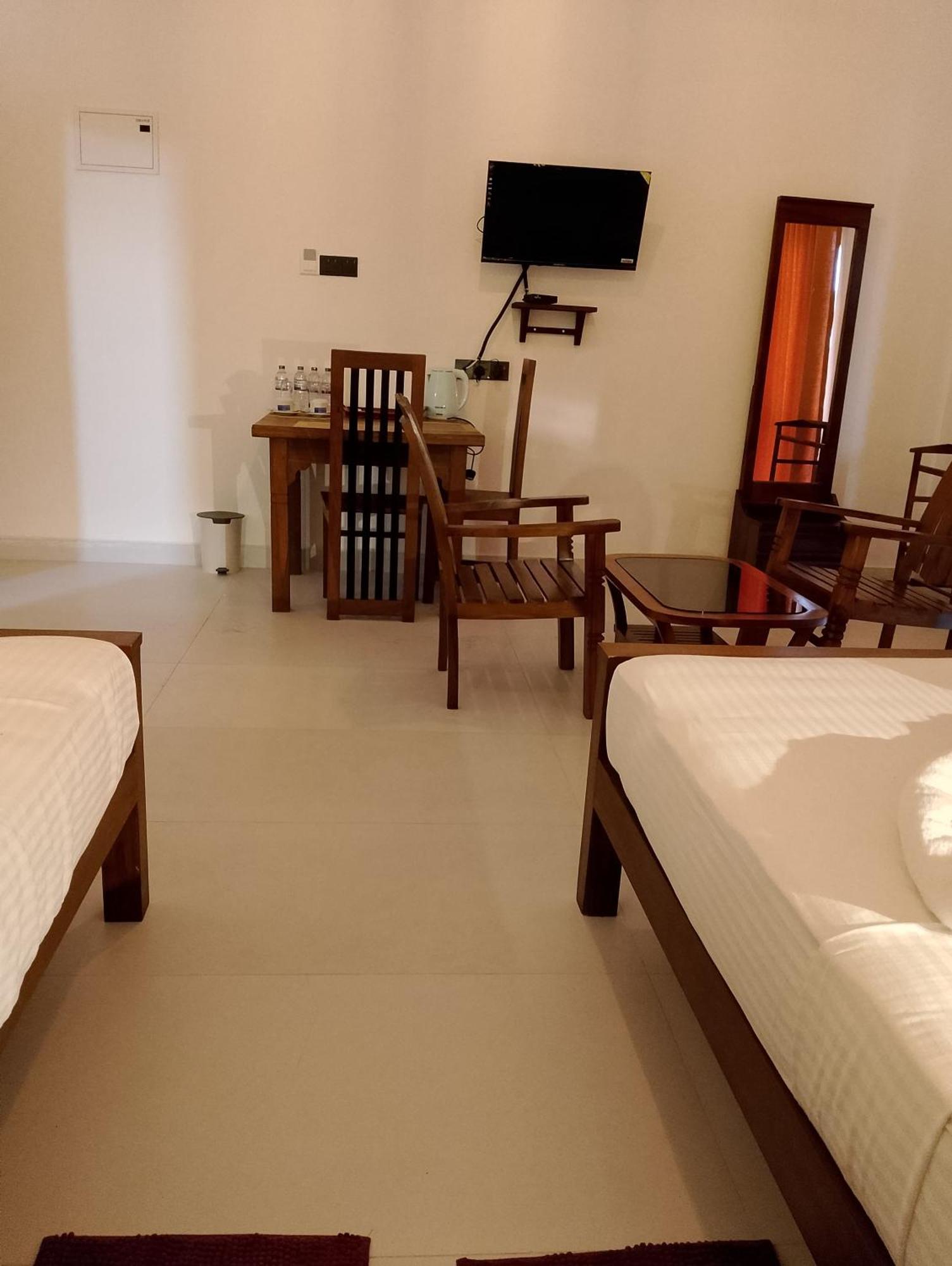 Malindu Yala Gate Hotel Tissamaharama Ngoại thất bức ảnh