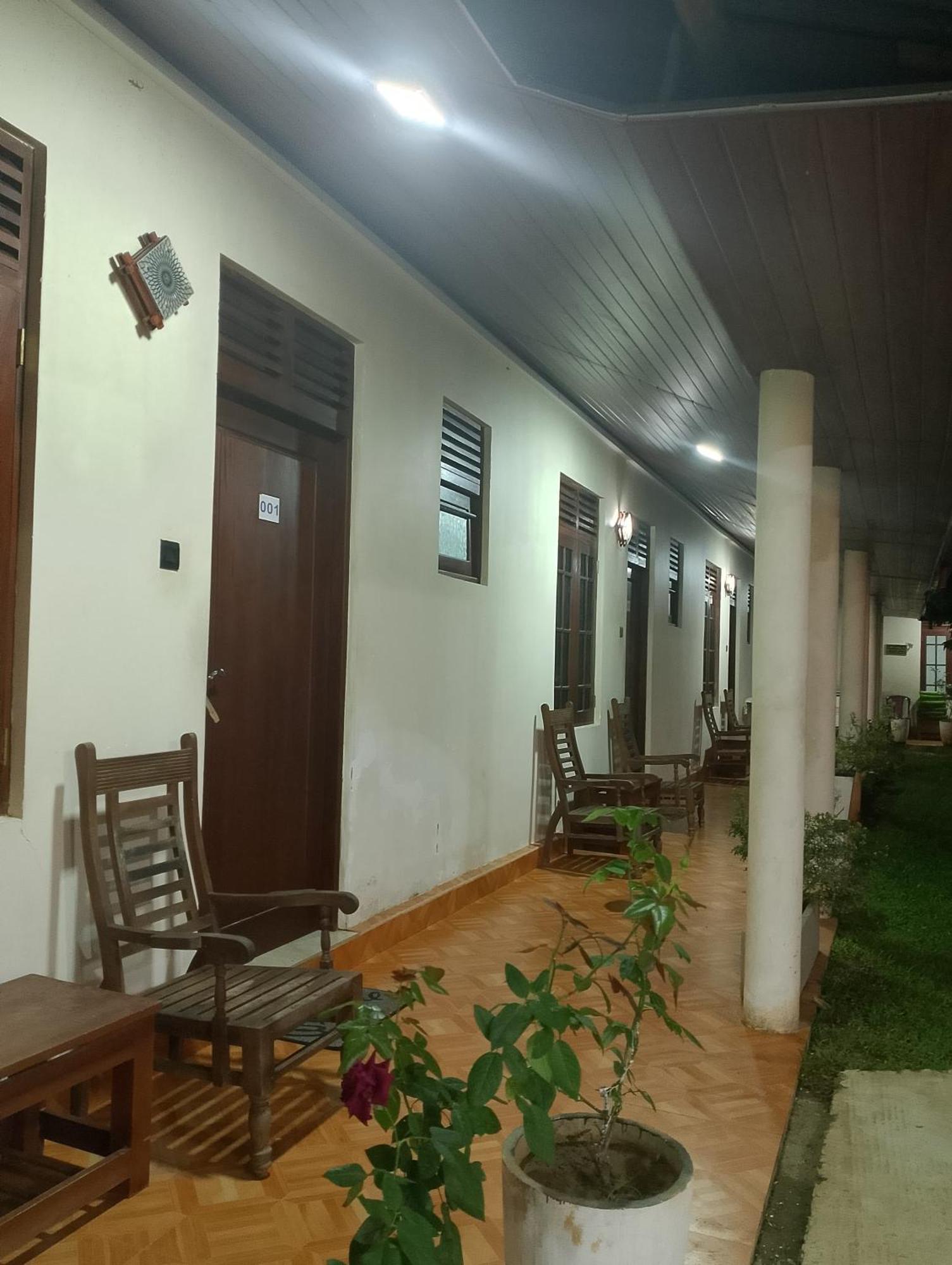 Malindu Yala Gate Hotel Tissamaharama Ngoại thất bức ảnh